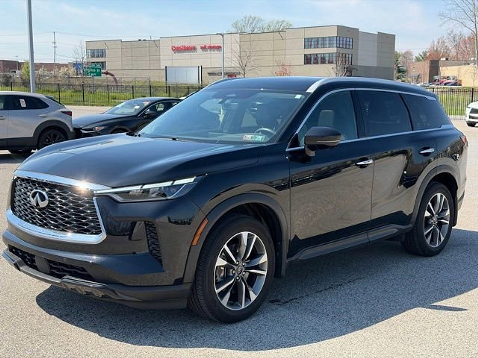 Certified 2025 INFINITI QX60 Luxe image 3