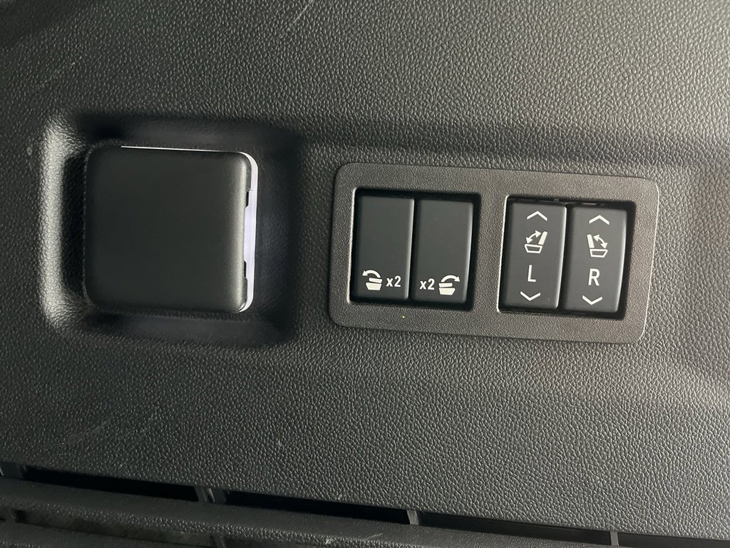 Used 2024 Chevrolet Tahoe High Country AWD/4WD image 11