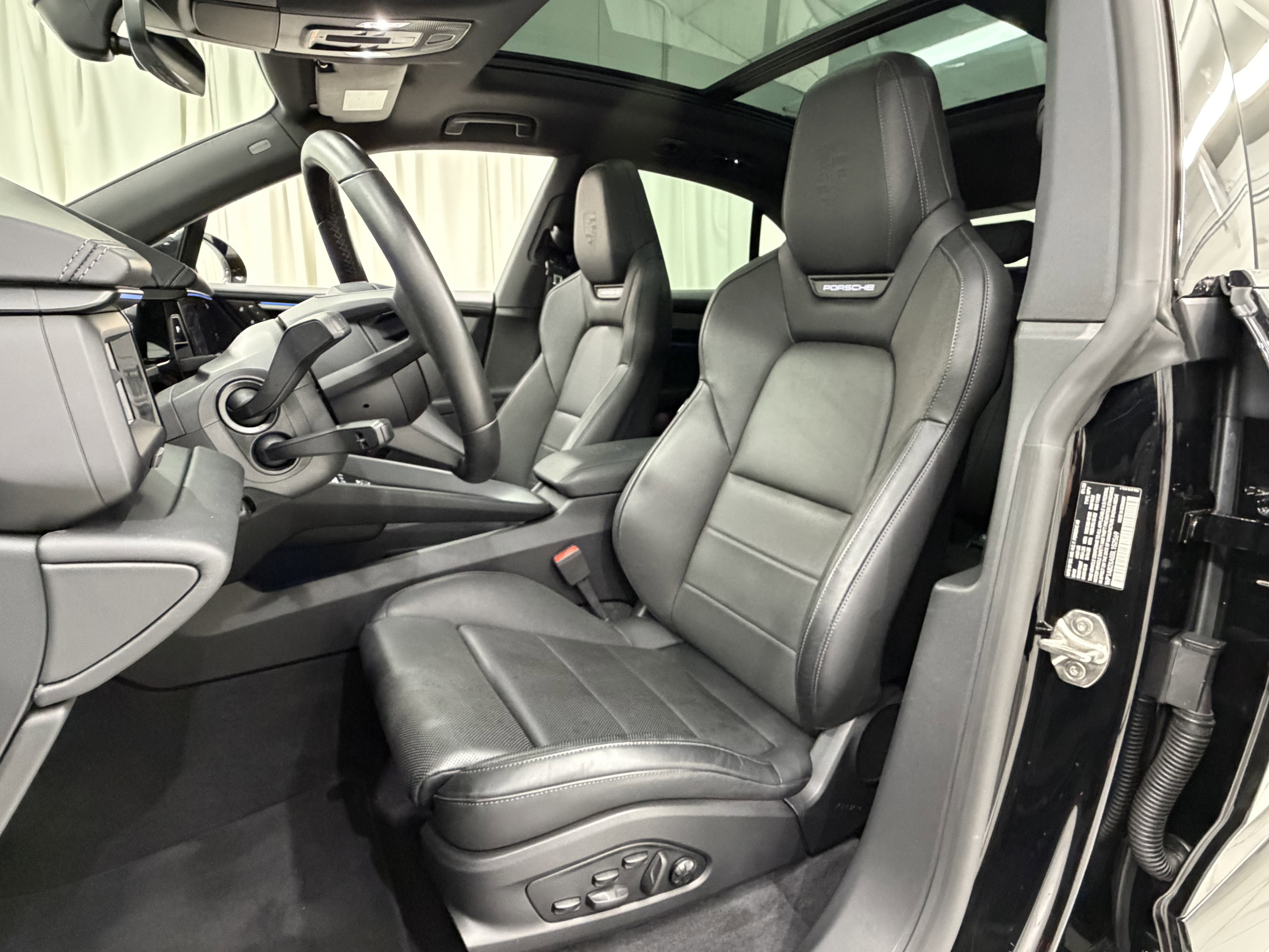 Certified 2025 Porsche Macan 4S Electric AWD/4WD image 37