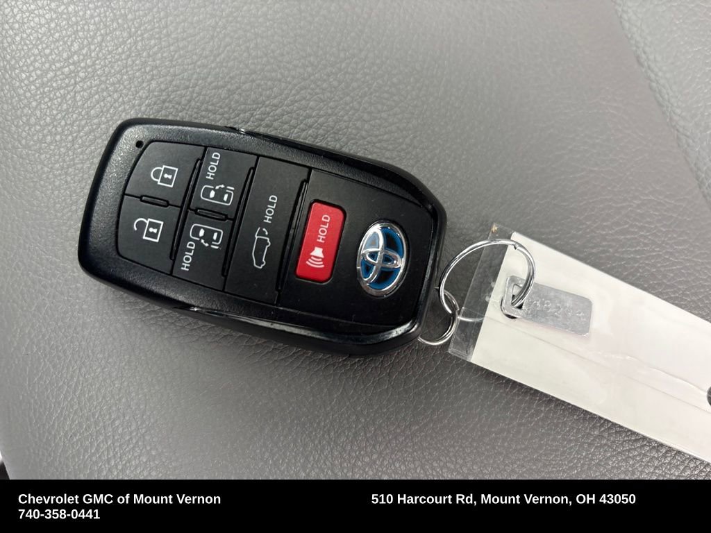 Used 2025 Toyota Sienna XLE image 30