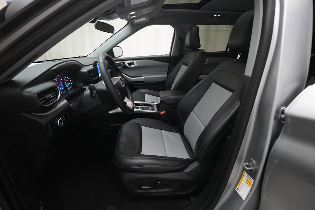 Used 2023 Ford Explorer XLT w/ Equipment Group 202A AWD/4WD image 7