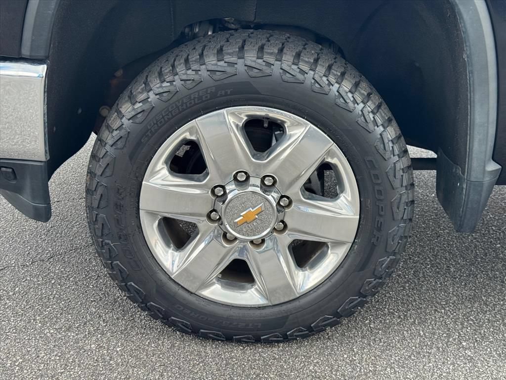 Used 2022 Chevrolet Silverado 2500 LTZ w/ LTZ Convenience Package AWD/4WD image 9