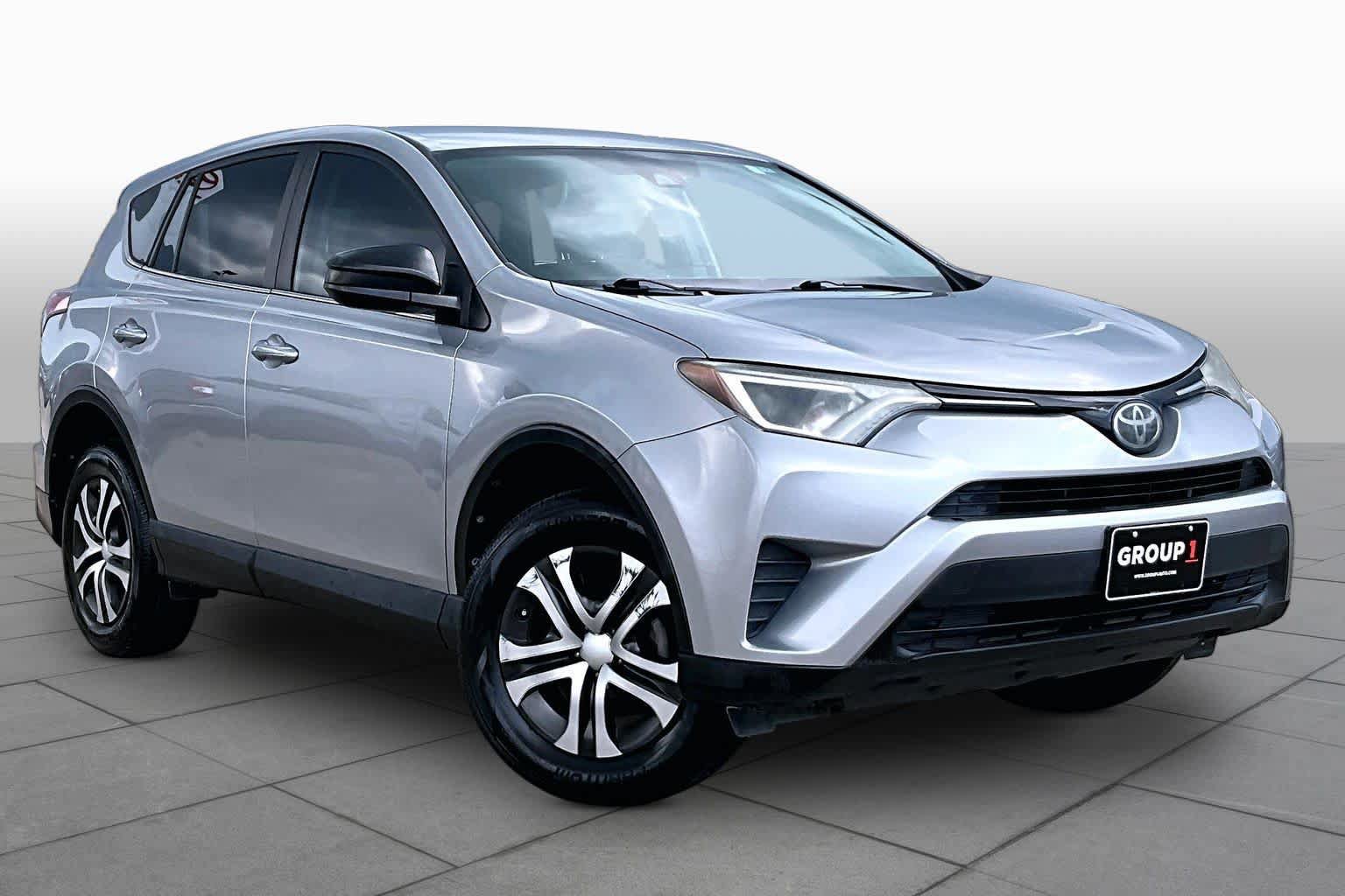 Used 2017 Toyota RAV4 LE FWD image 3