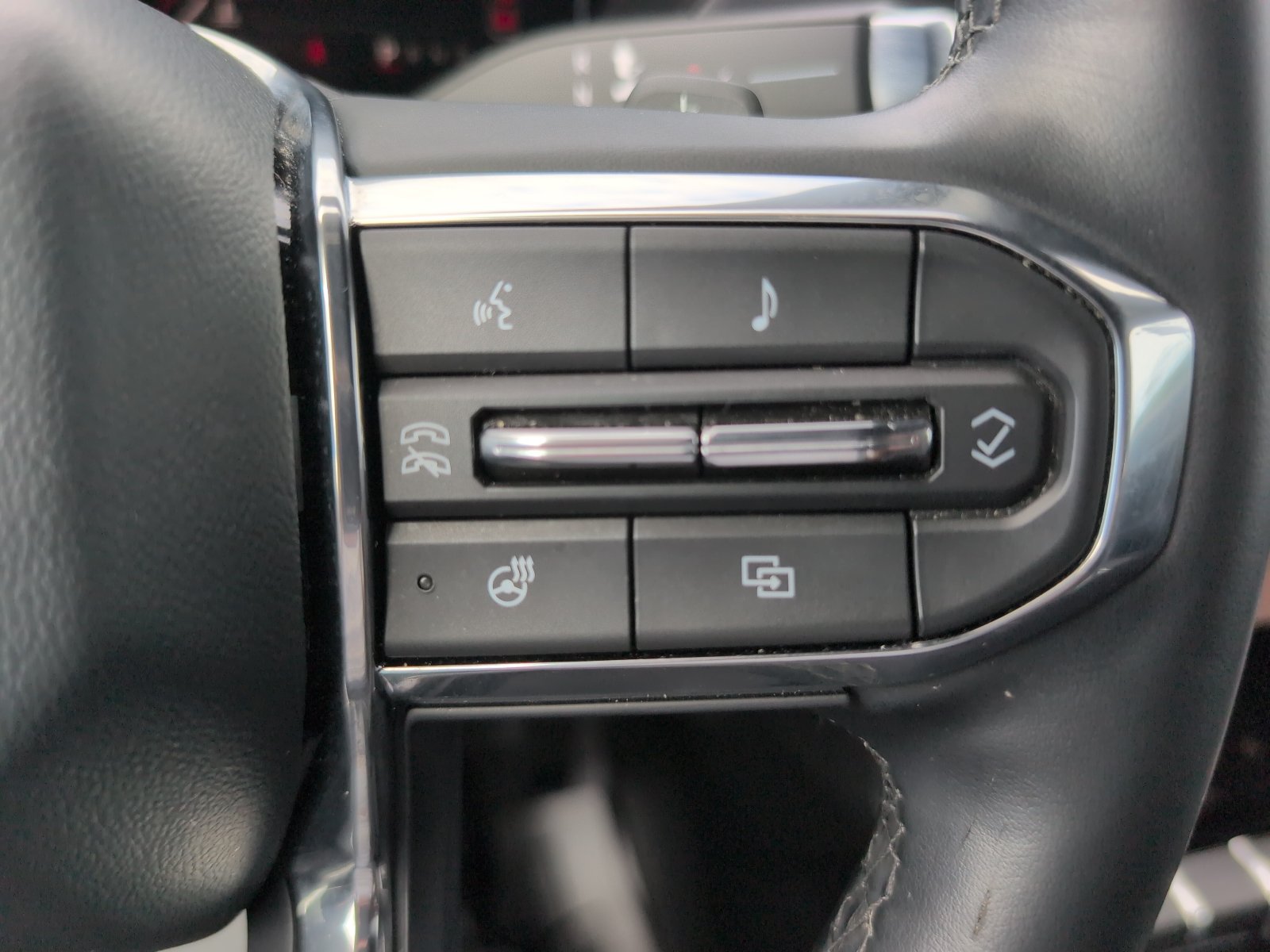 Used 2025 GMC Acadia Elevation FWD image 25