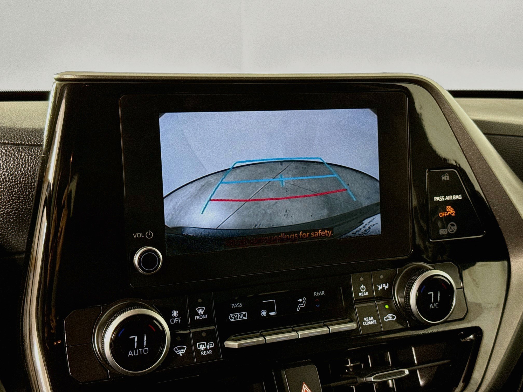 Used 2025 Toyota Highlander LE AWD/4WD image 15
