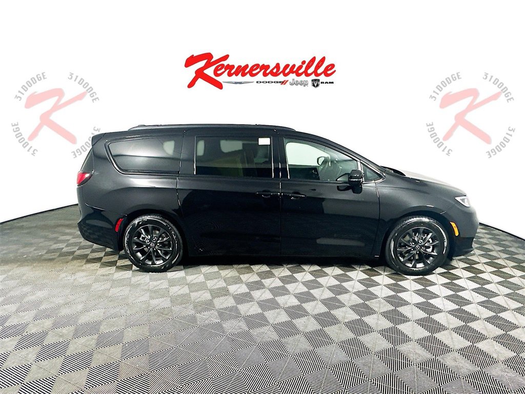 New 2025 Chrysler Pacifica Select w/ Uconnect Theater Family Group image 8