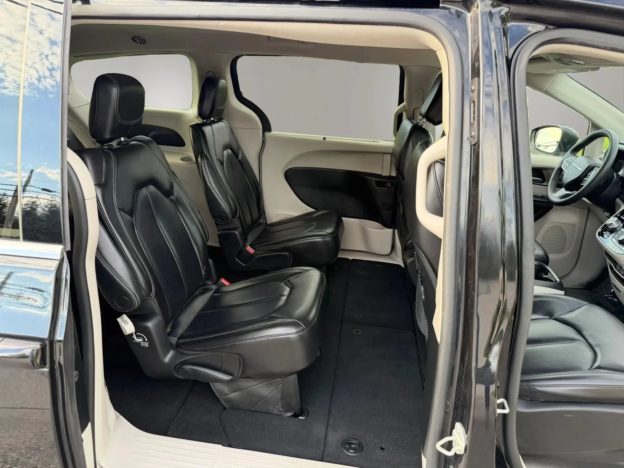 Used 2023 Chrysler Pacifica Touring-L FWD image 3