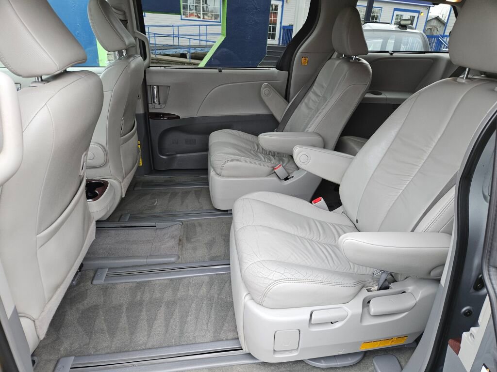 Used 2011 Toyota Sienna XLE AWD/4WD image 7