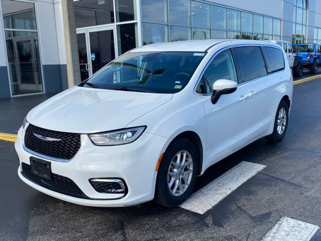 Used 2023 Chrysler Pacifica Touring-L image 4