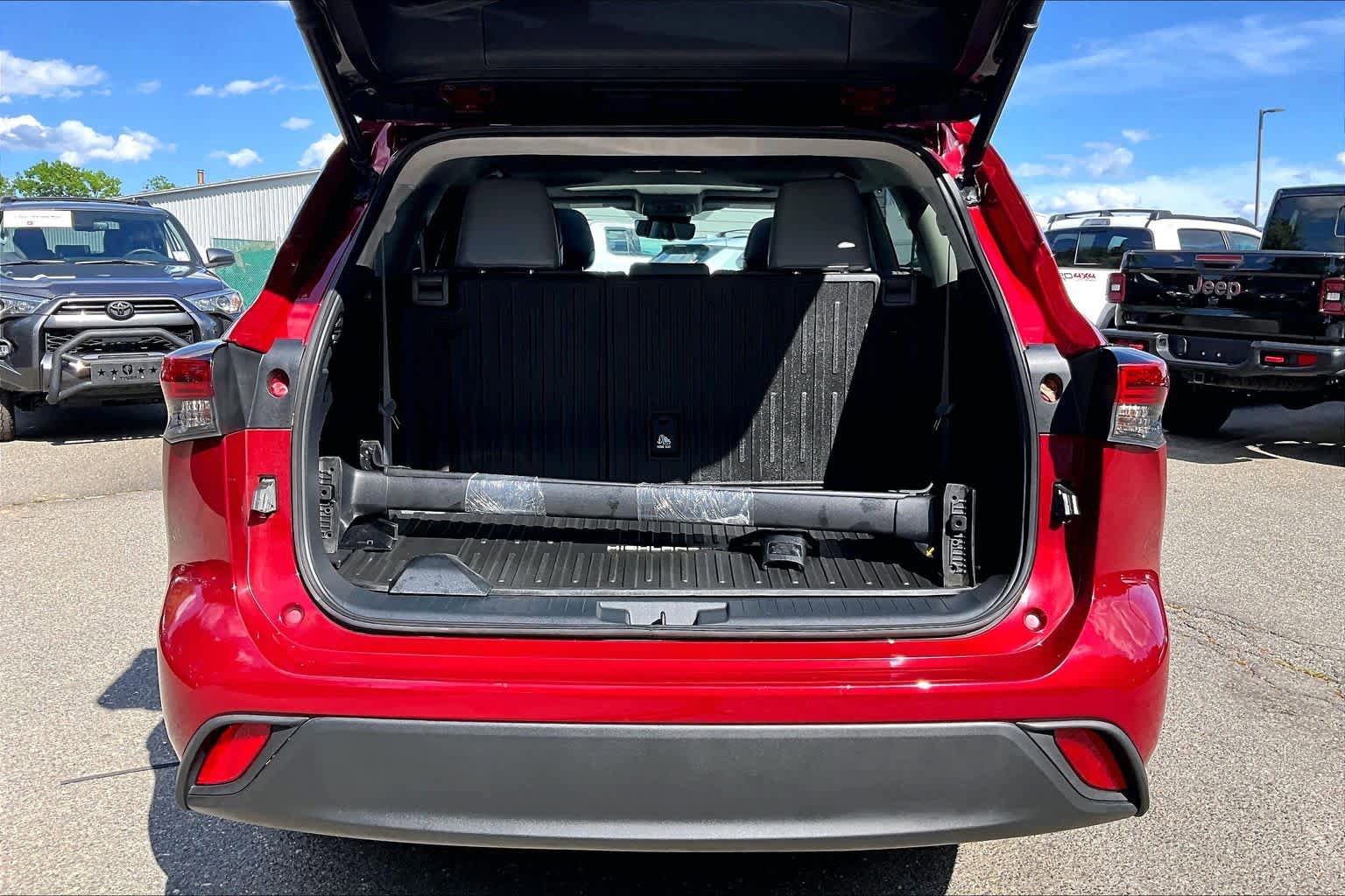 Used 2022 Toyota Highlander XLE AWD/4WD image 31