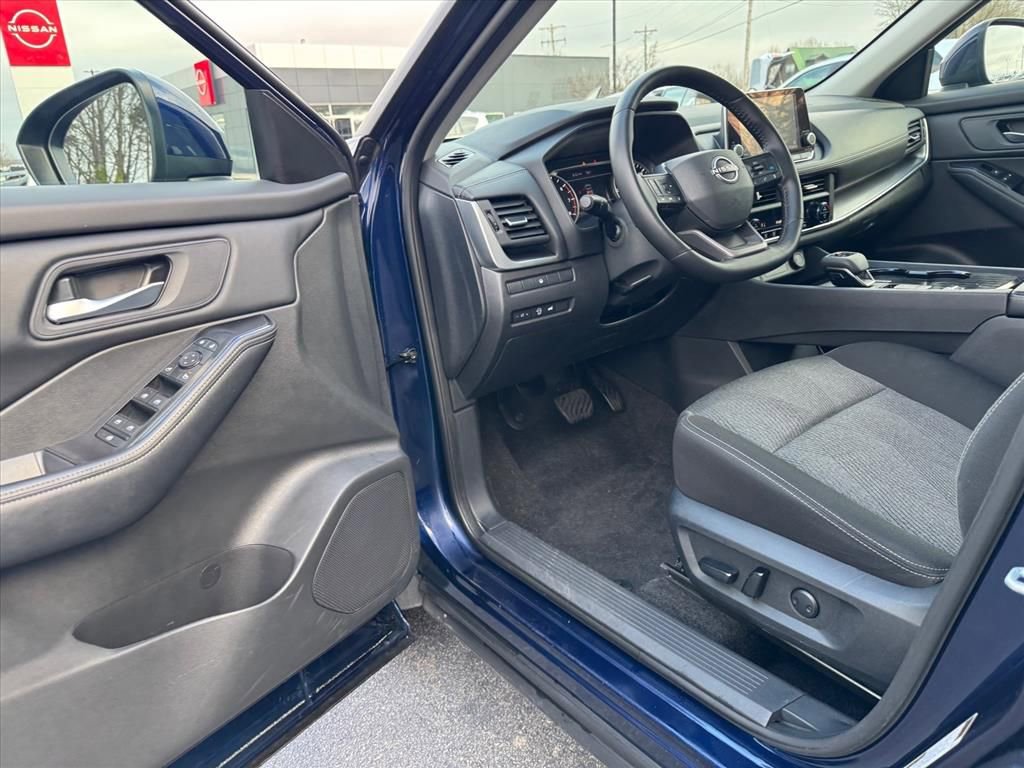 Certified 2025 Nissan Rogue SV image 14