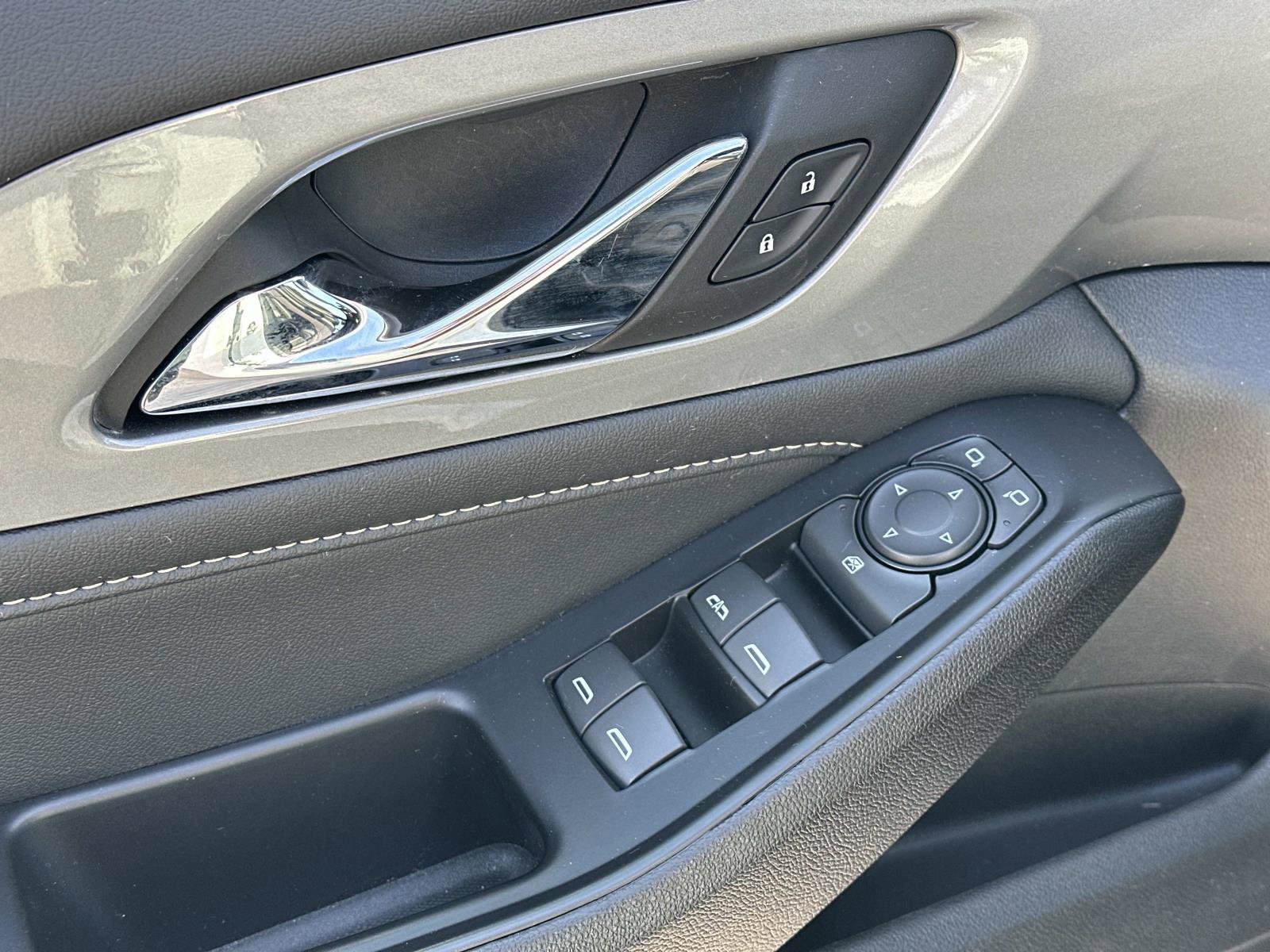 Used 2023 Chevrolet Traverse LT w/ Rear Camera Mirror Package image 16