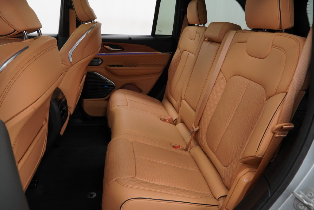 Used 2025 Jeep Grand Cherokee Summit AWD/4WD image 22