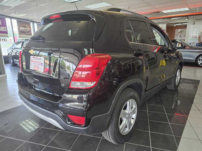 Used 2019 Chevrolet Trax LT w/ LT Convenience Package FWD image 4