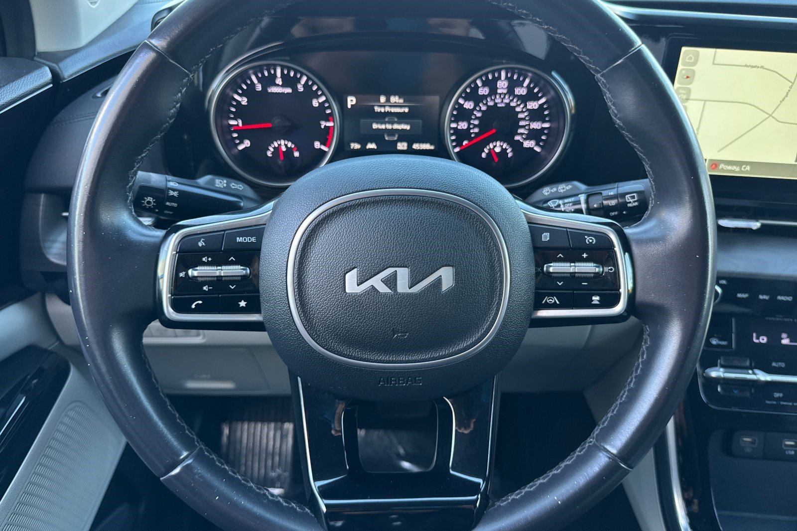 Used 2024 Kia Carnival EX FWD image 11