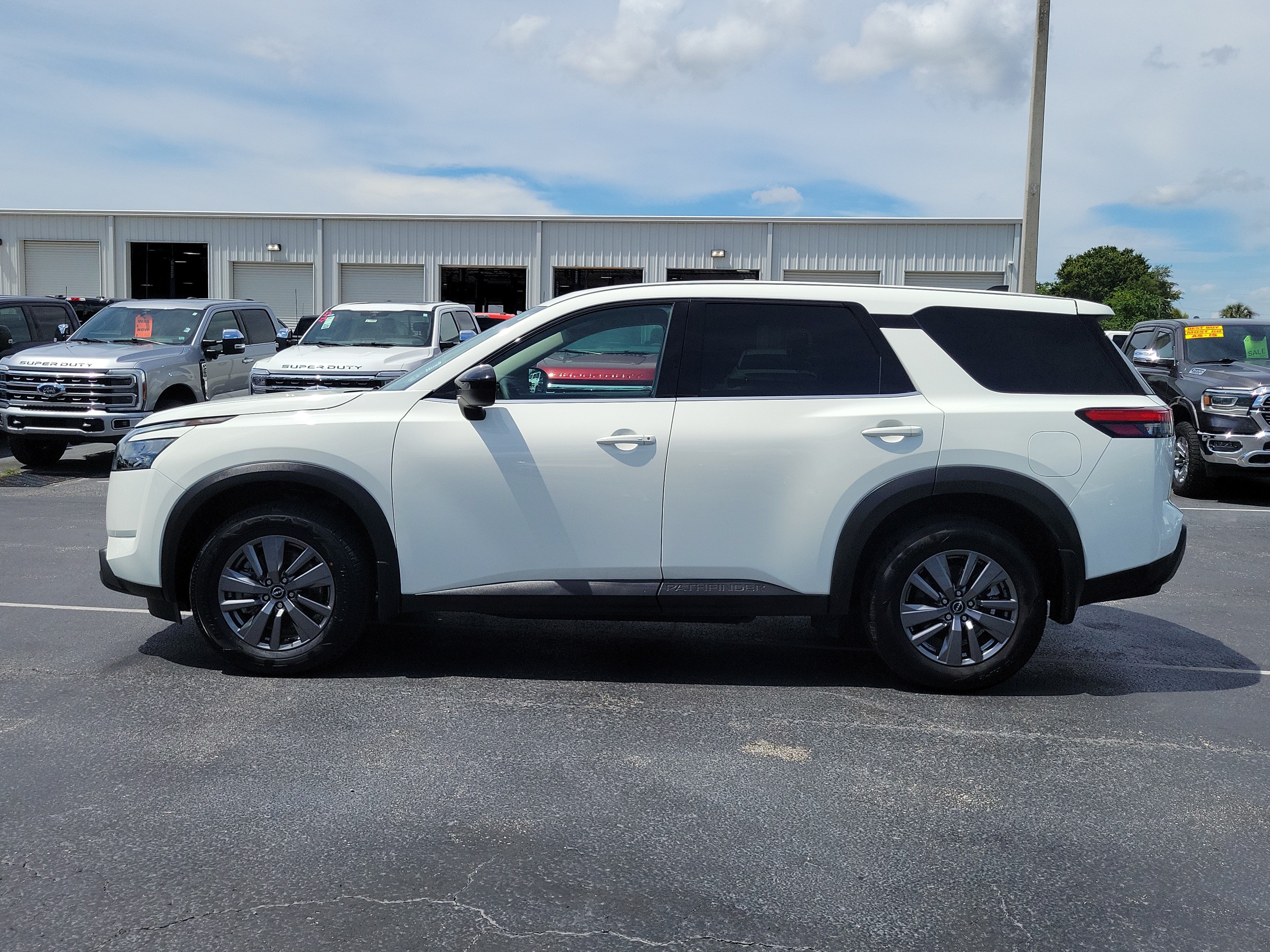 Used 2025 Nissan Pathfinder S FWD image 6