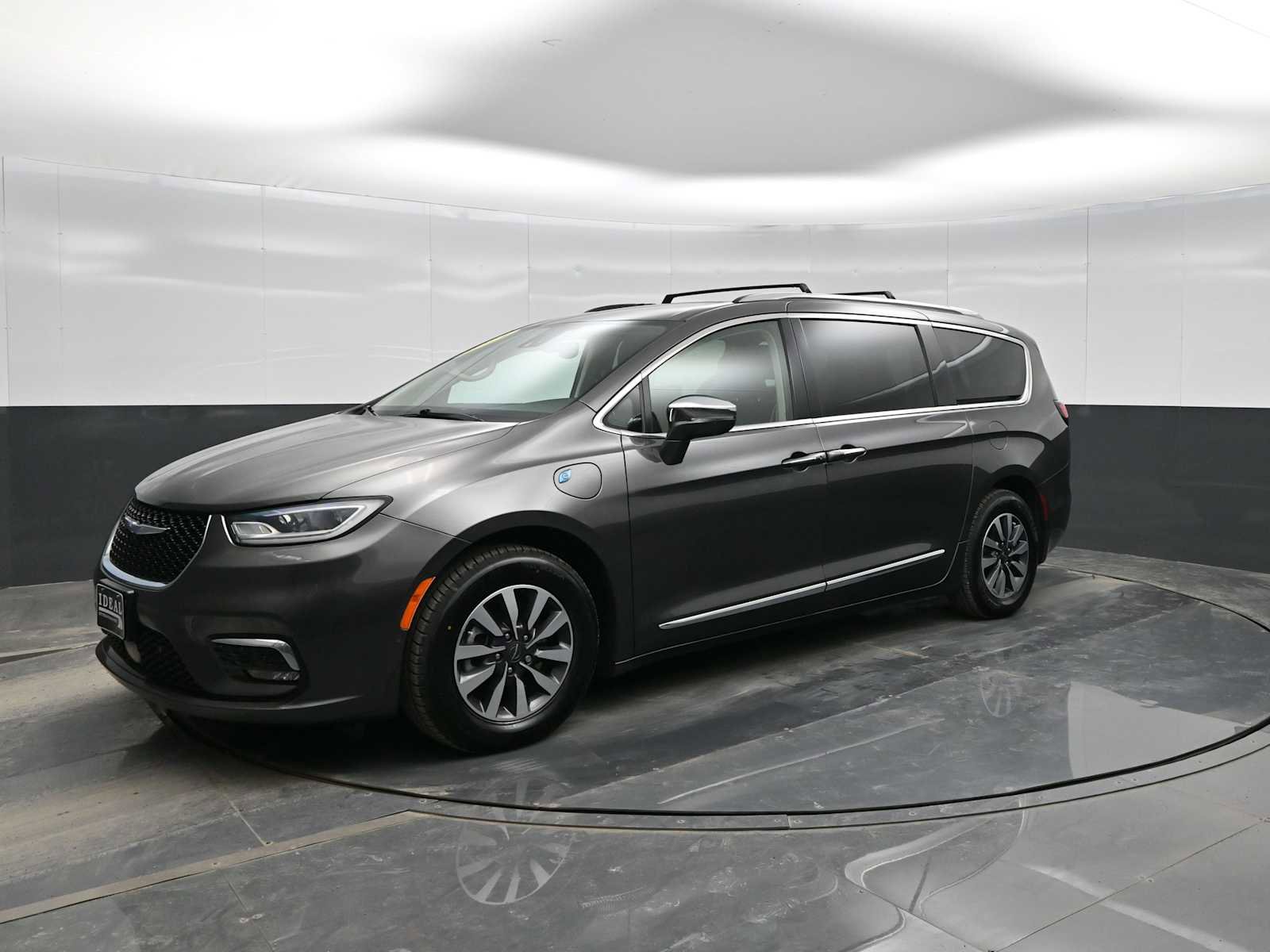 Used 2021 Chrysler Pacifica Limited w/ Uconnect Theater Family Group