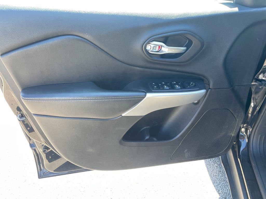 Used 2018 Jeep Cherokee Latitude Plus AWD/4WD image 14