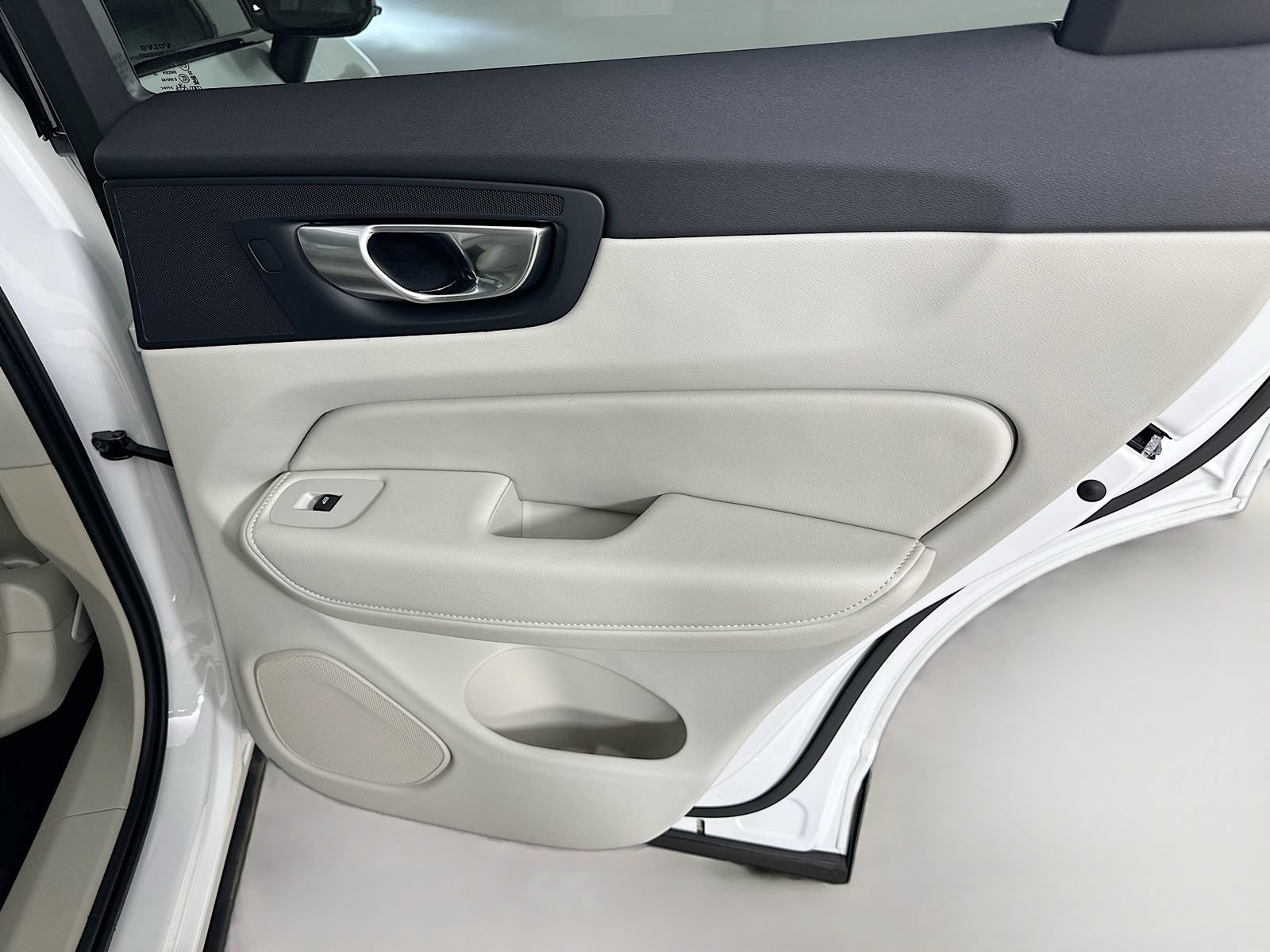 New 2026 Volvo XC60 T8 Ultra w/ Protection Package Premier AWD/4WD image 39