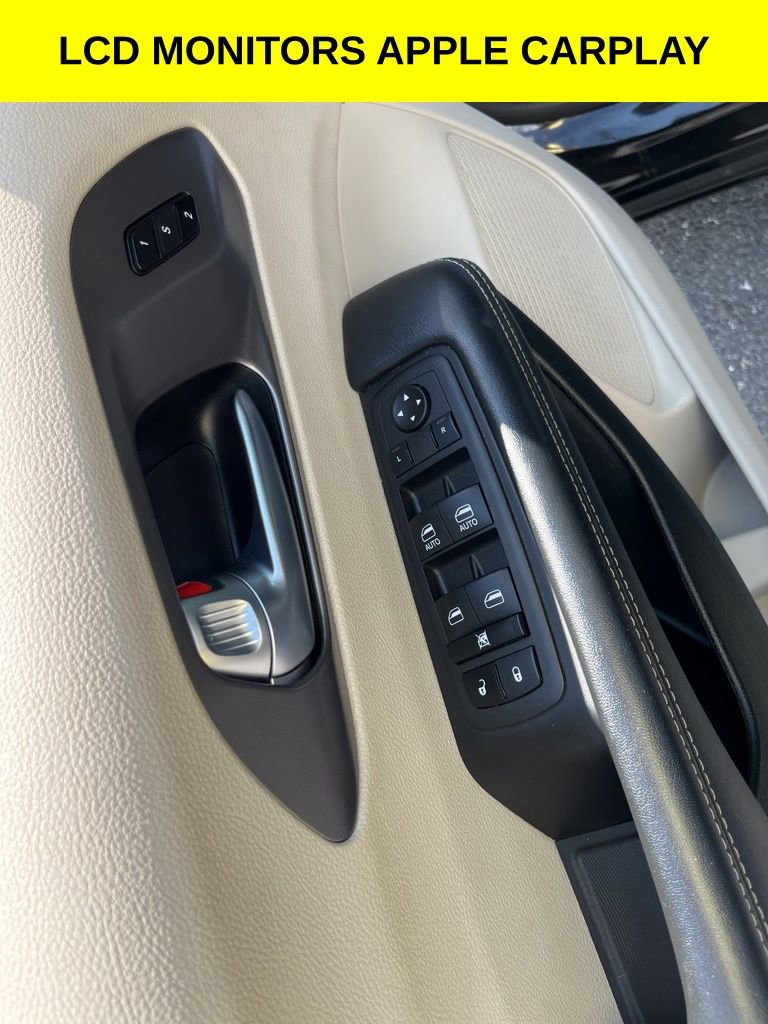 Used 2023 Chrysler Pacifica Touring-L FWD image 16