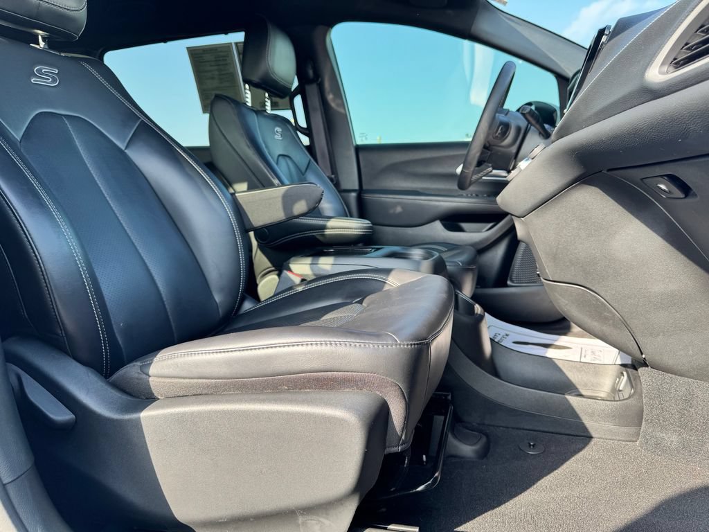 Used 2023 Chrysler Pacifica Touring-L w/ S Appearance Package AWD/4WD image 10