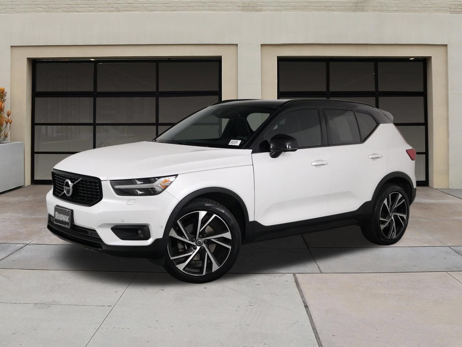 Certified 2022 Volvo XC40 T5 R-Design w/ Advanced Package AWD/4WD image 3