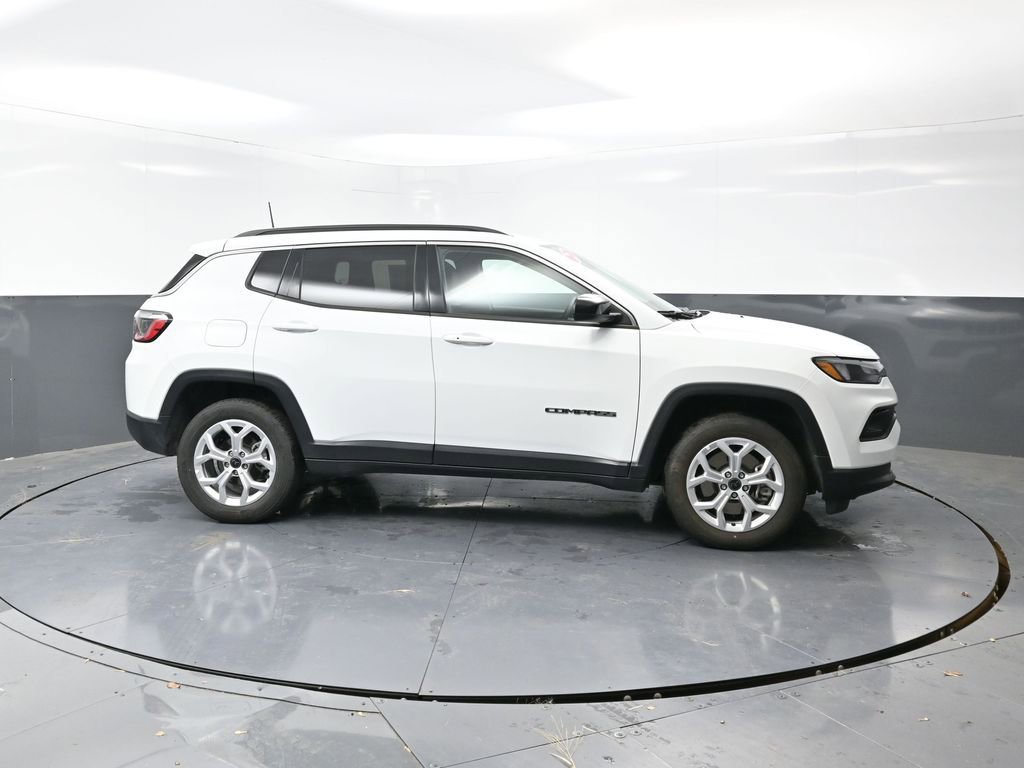 Used 2025 Jeep Compass Latitude AWD/4WD image 3
