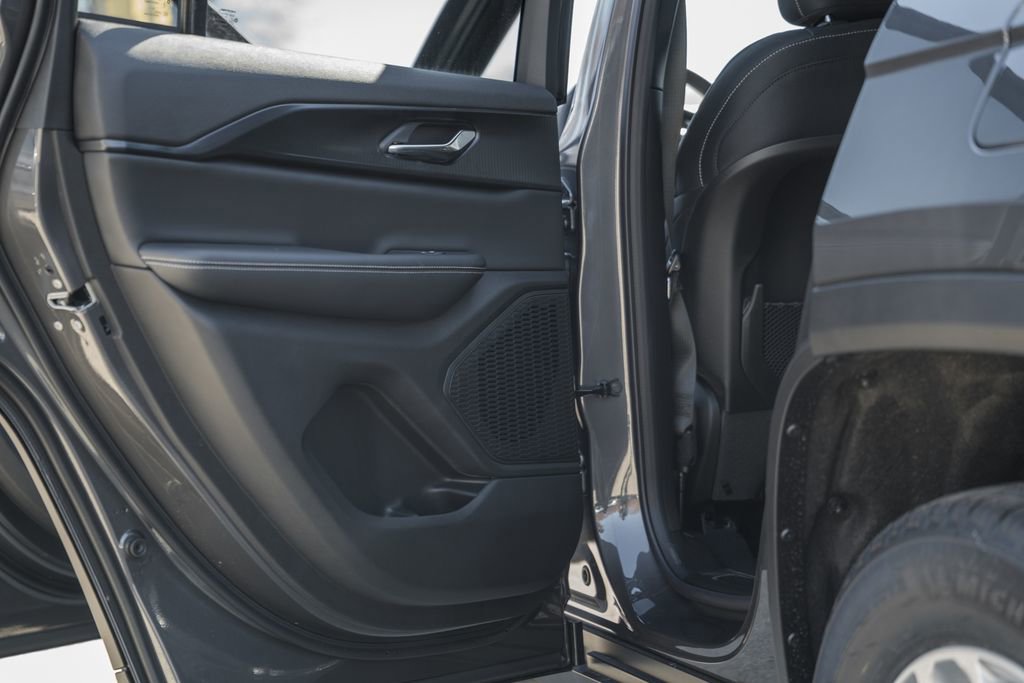 New 2025 Jeep Grand Cherokee Laredo X w/ Luxury Tech Group I image 34