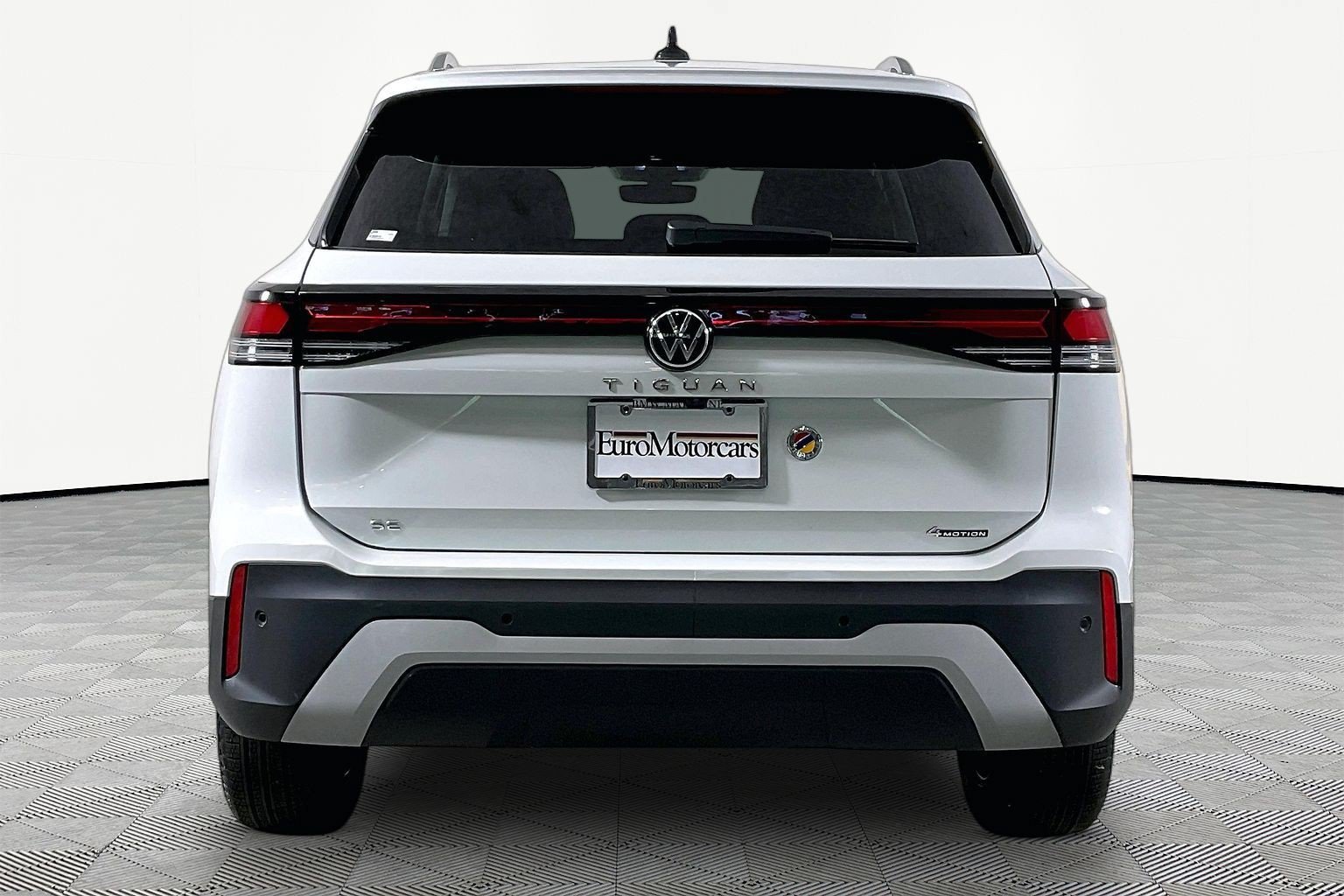Used 2025 Volkswagen Tiguan SE AWD/4WD image 6