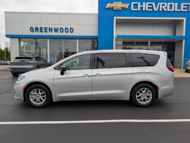 Used 2024 Chrysler Pacifica Touring-L FWD image 2