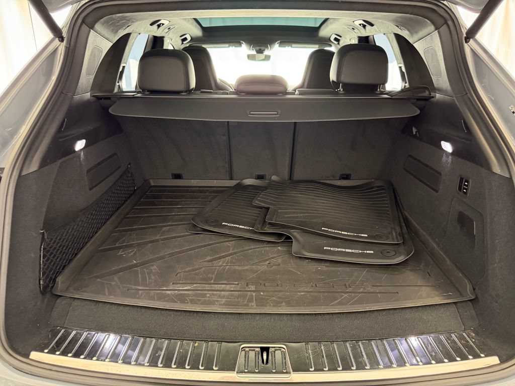 Certified 2025 Porsche Cayenne Turbo AWD/4WD image 28