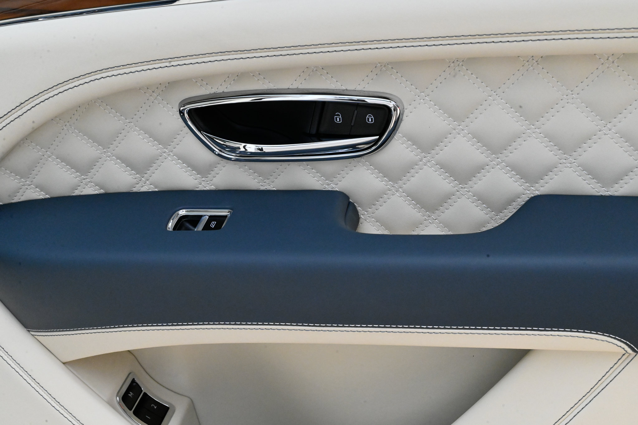 Used 2023 Bentley Bentayga AWD/4WD image 66