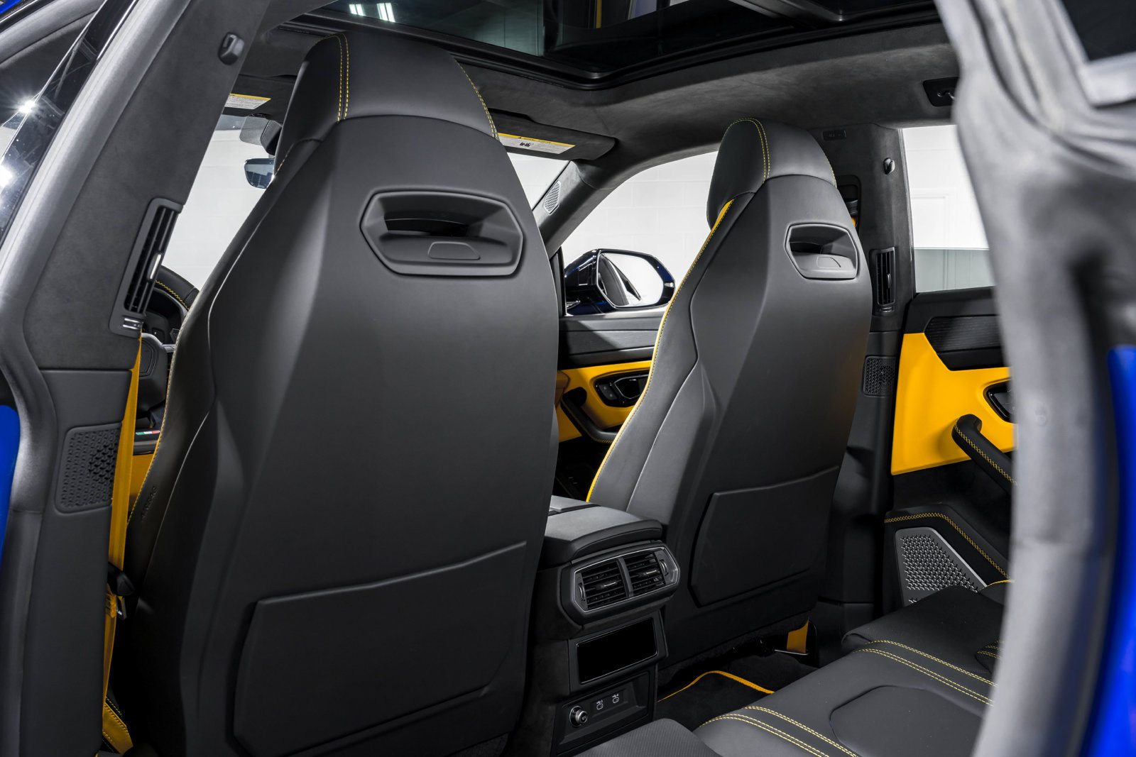 Used 2025 Lamborghini Urus SE AWD/4WD image 31