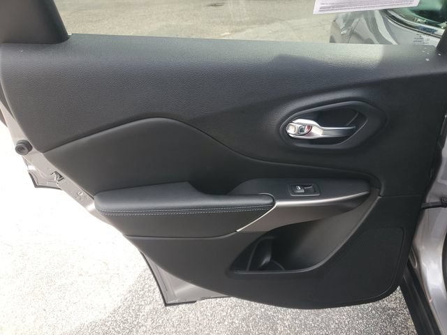 Used 2019 Jeep Cherokee Latitude w/ Popular Appearance Group FWD image 7