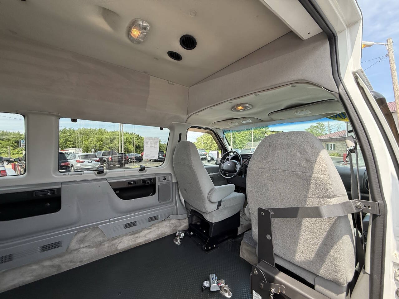 Used 2006 Ford E-350 and Econoline 350 XL RWD image 22