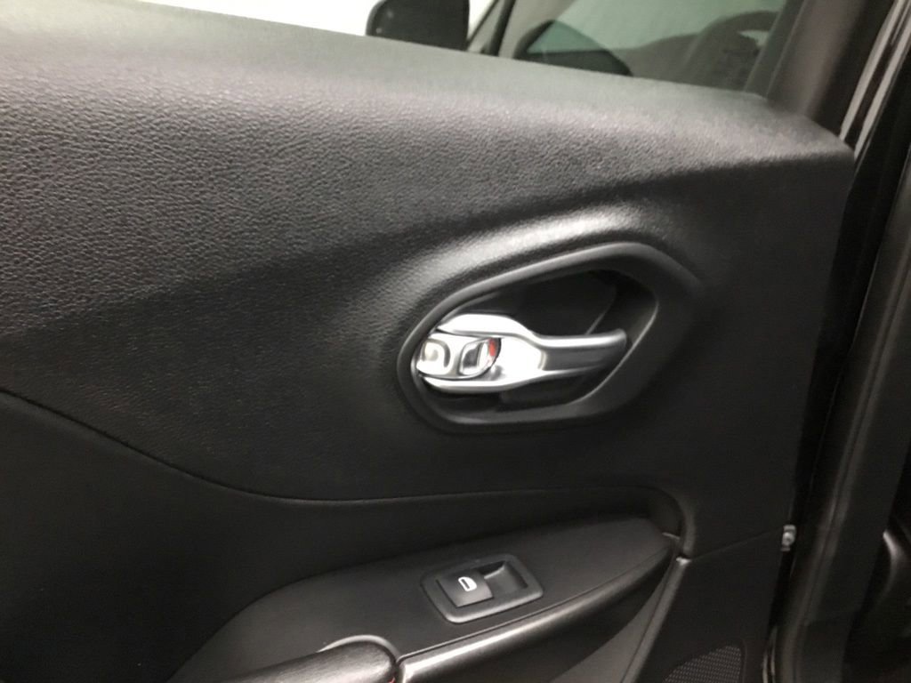 Used 2022 Jeep Cherokee Trailhawk AWD/4WD image 13