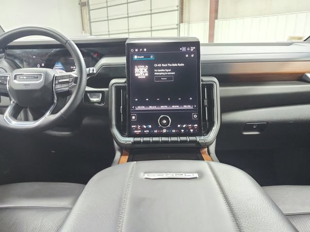 Used 2025 GMC Yukon Denali RWD image 26