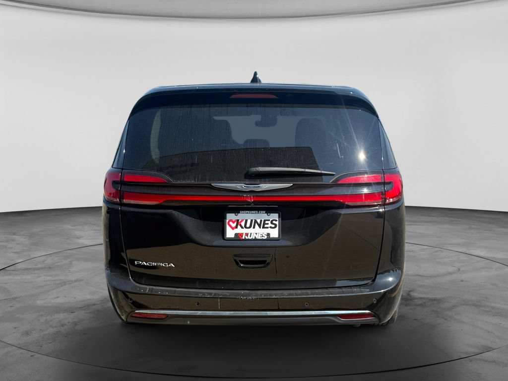 Used 2024 Chrysler Pacifica Touring-L FWD image 8