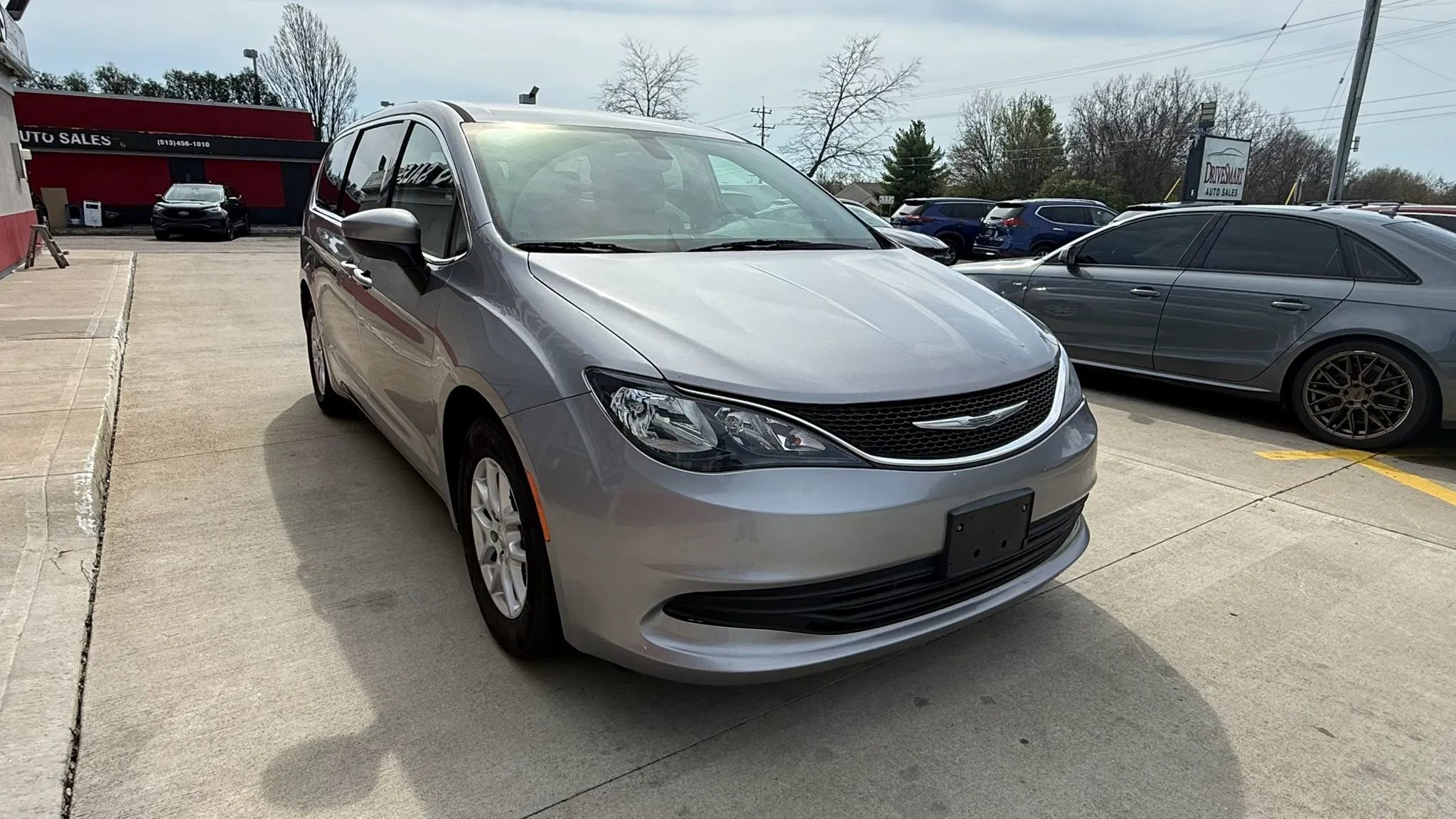Used 2017 Chrysler Pacifica LX image 2