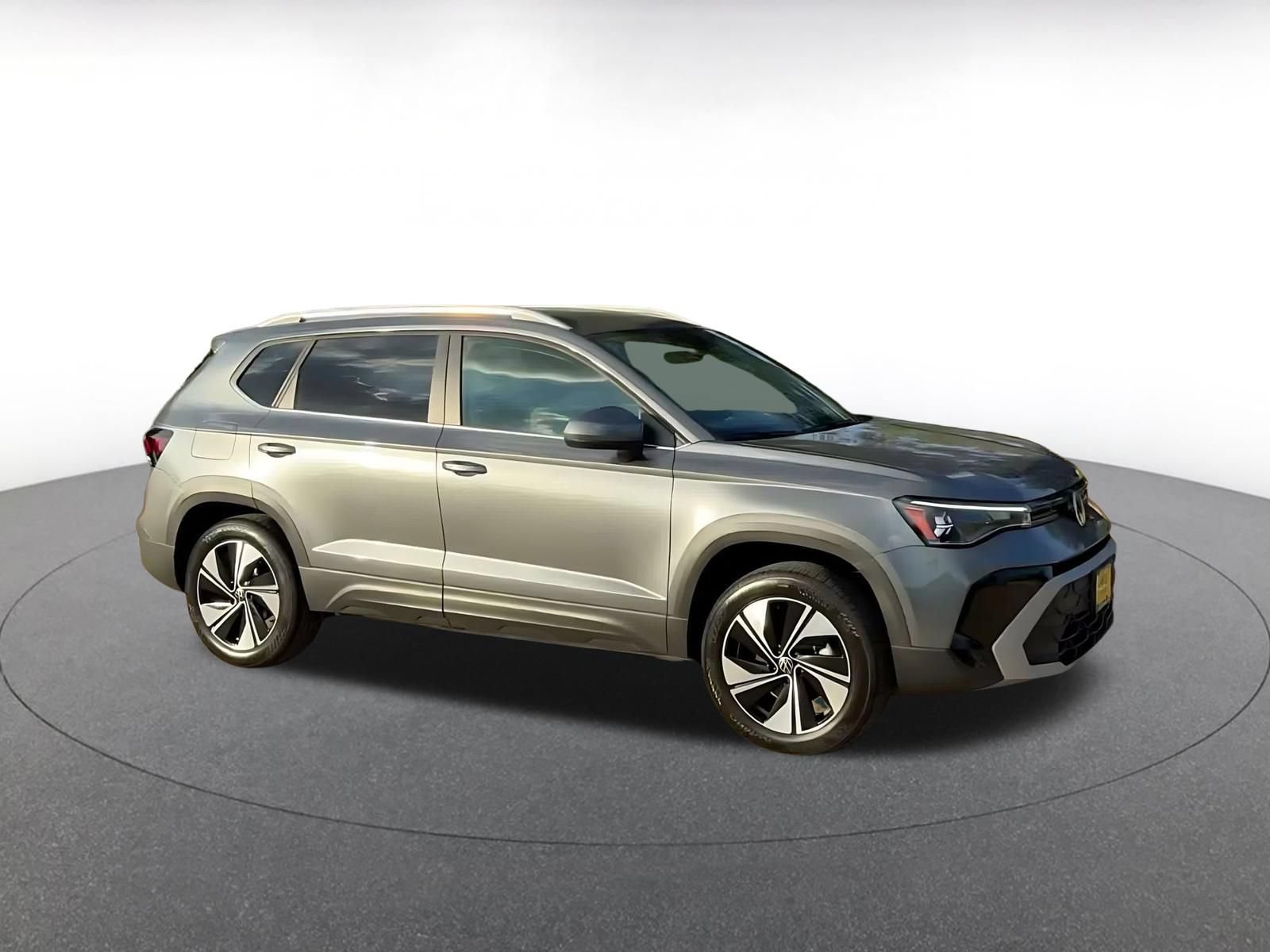 Used 2026 Volkswagen Taos SE AWD/4WD image 2