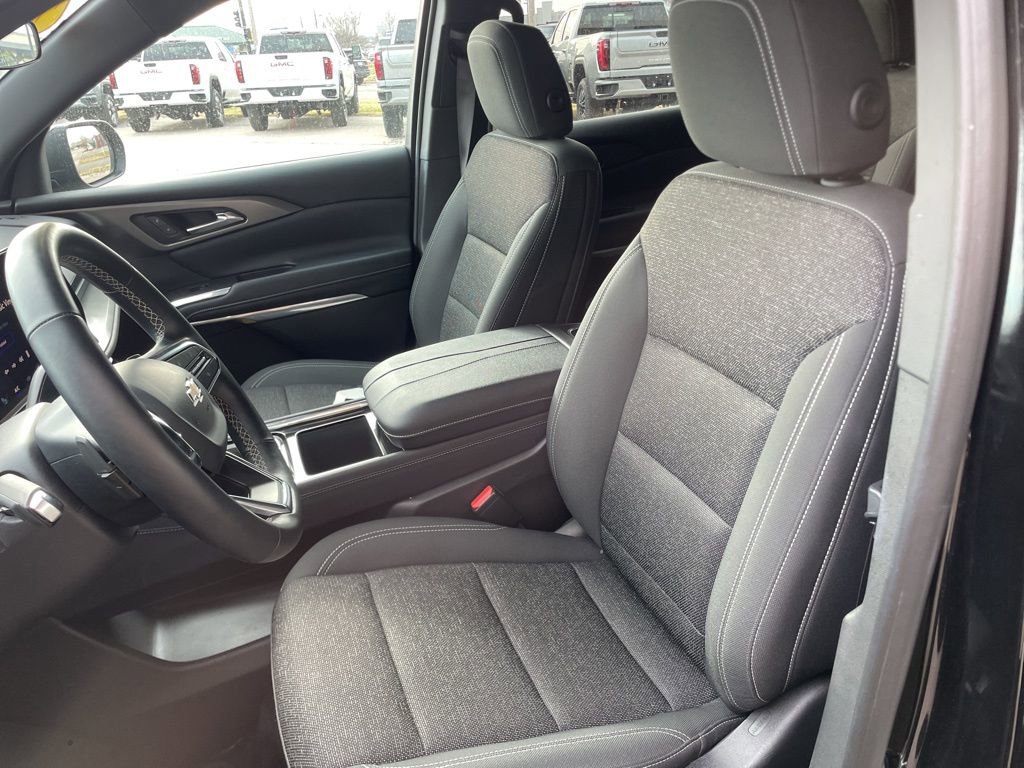 Used 2025 Chevrolet Traverse LT image 24