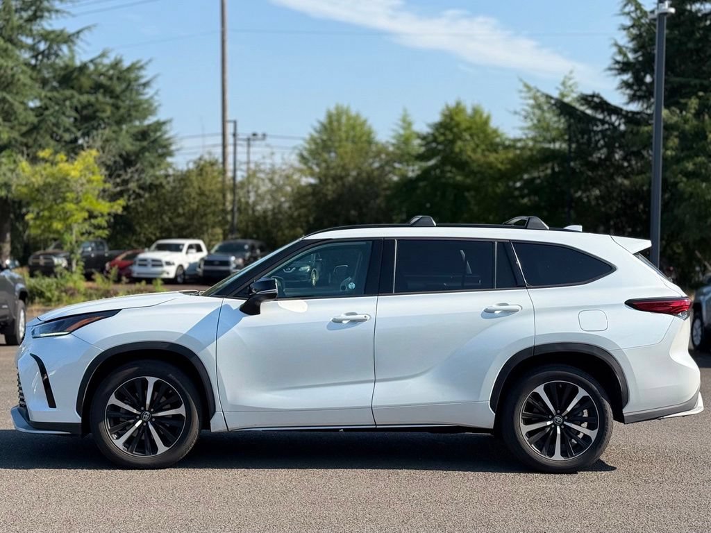 Used 2022 Toyota Highlander XSE AWD/4WD image 2