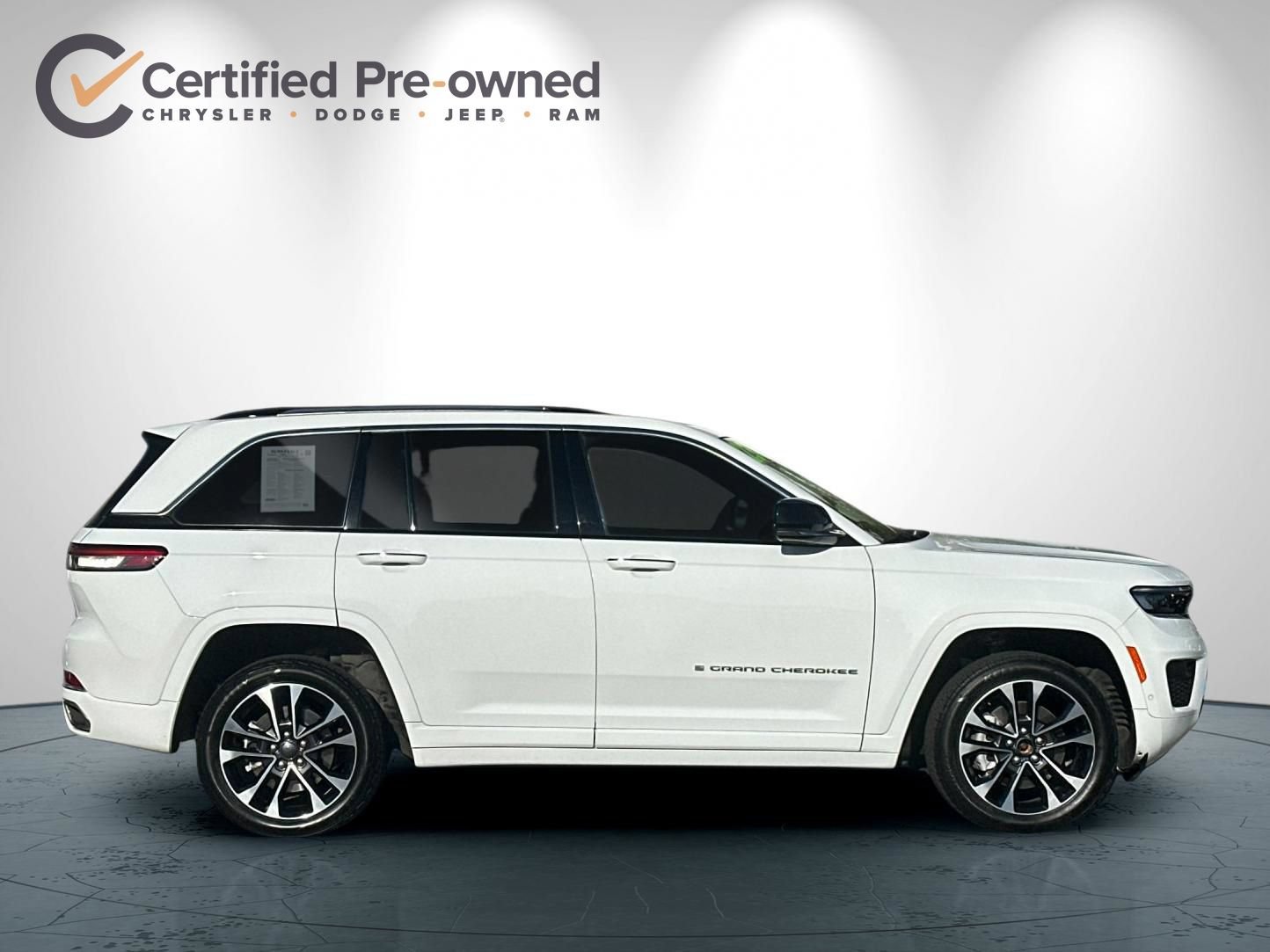 Used 2023 Jeep Grand Cherokee Overland AWD/4WD image 3
