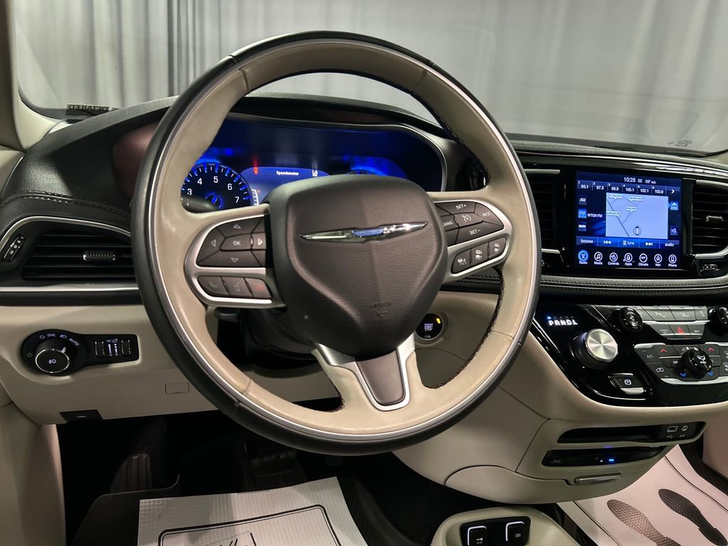 Used 2017 Chrysler Pacifica Limited FWD image 13
