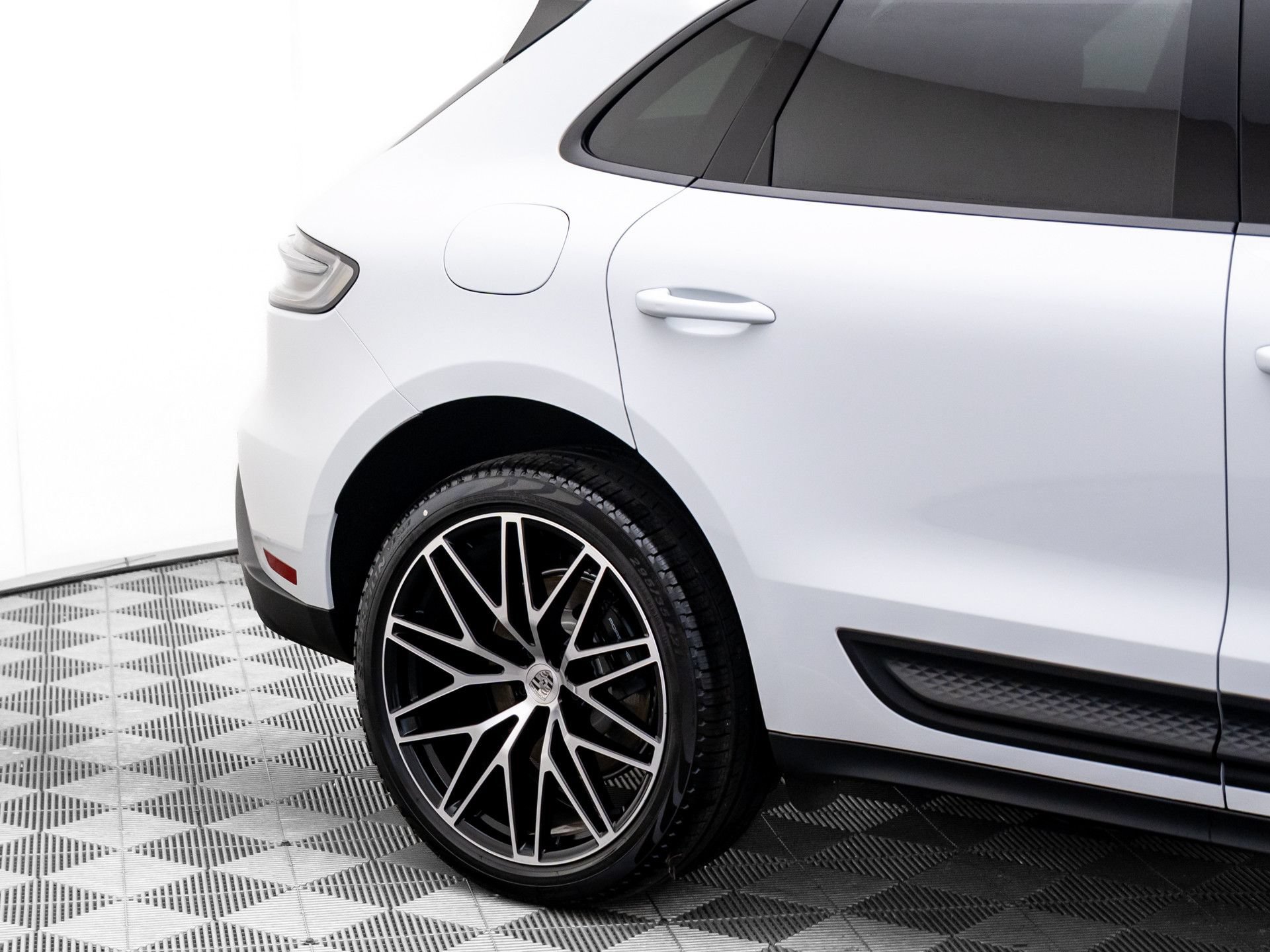 Used 2026 Porsche Macan AWD/4WD image 36