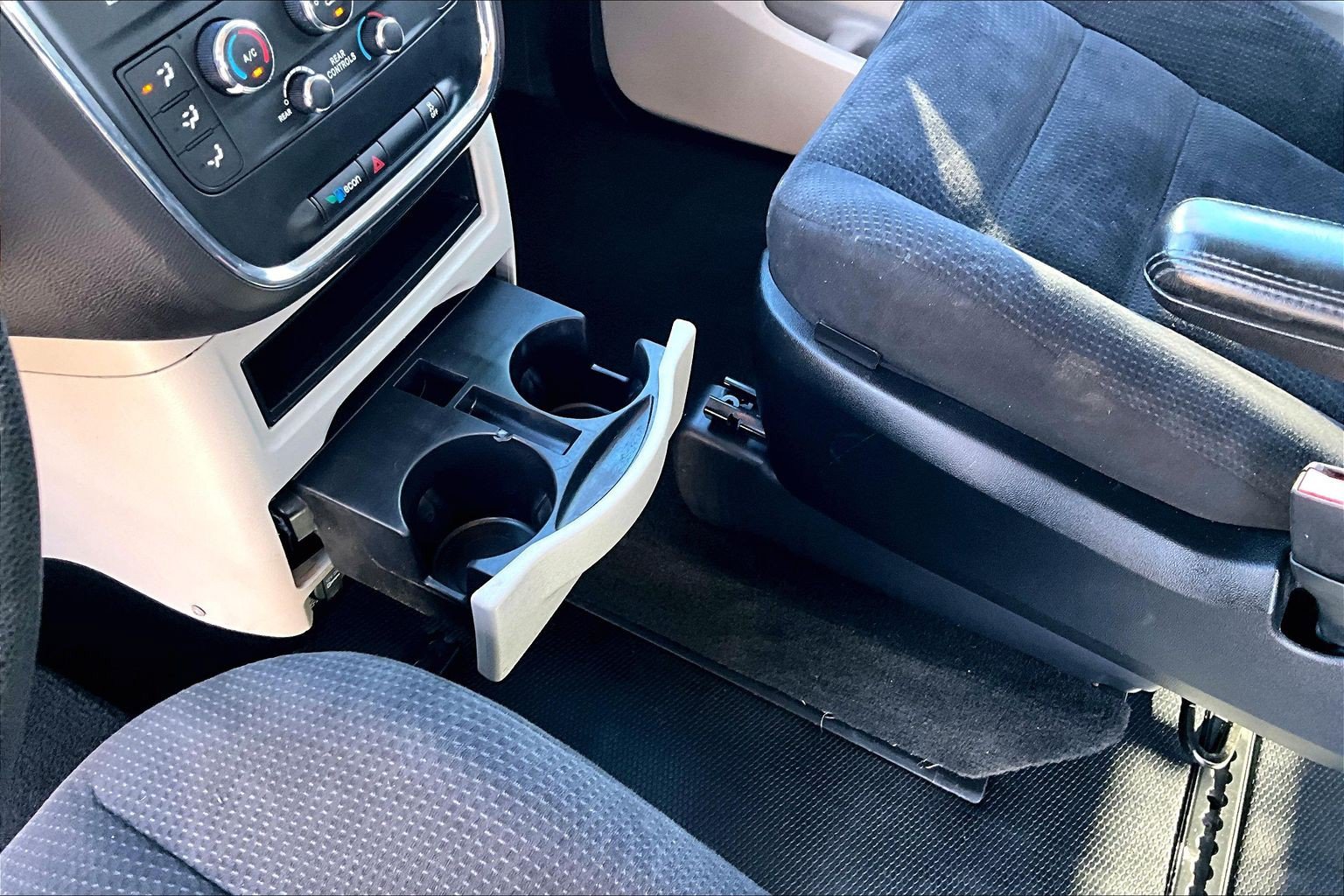 Used 2015 Dodge Grand Caravan SXT FWD image 13