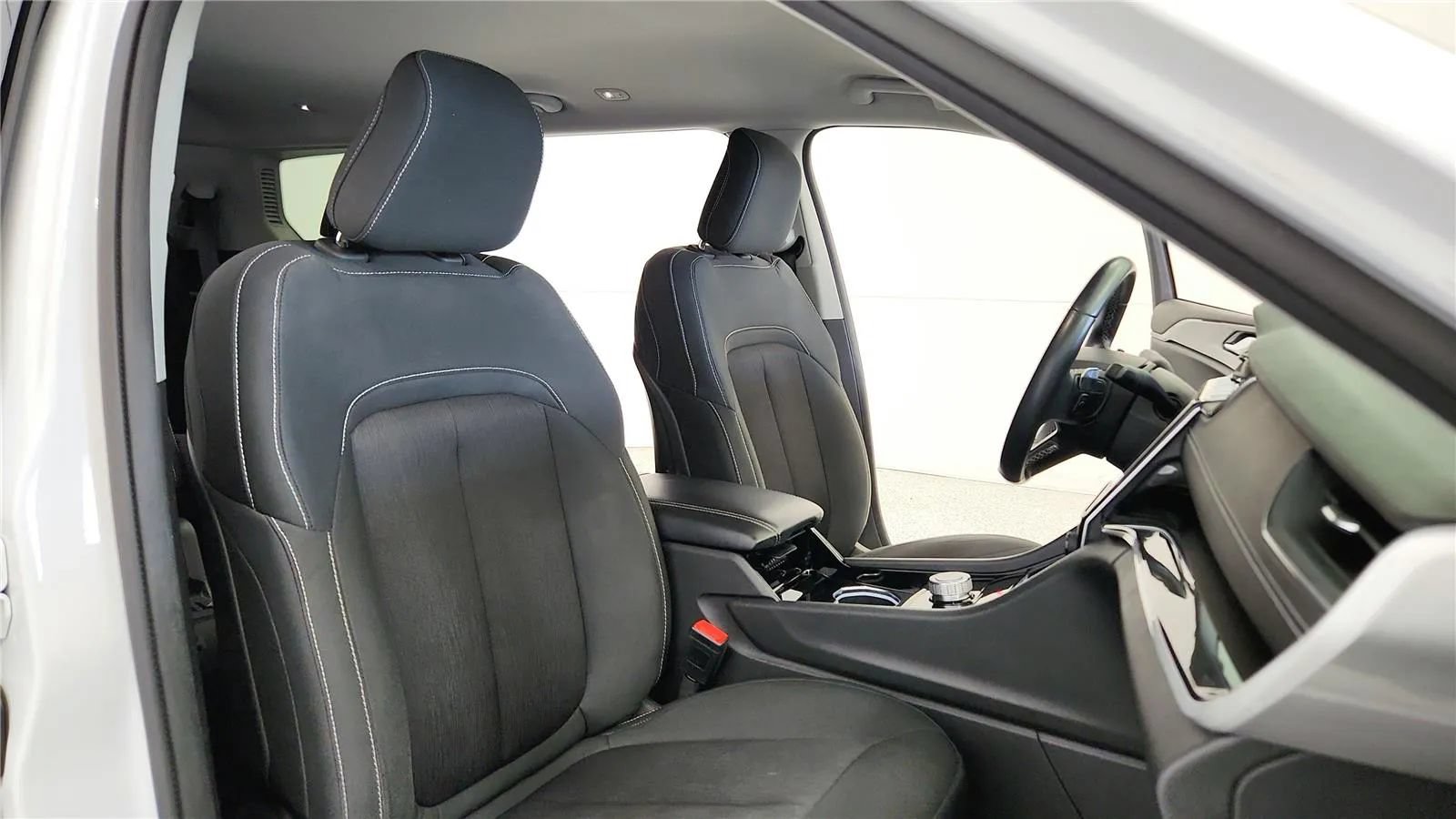 Used 2022 Jeep Grand Cherokee L Laredo w/ Luxury Tech Group I AWD/4WD image 32
