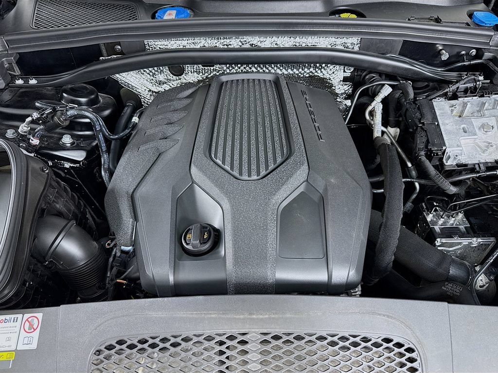 Certified 2022 Porsche Macan AWD/4WD image 32
