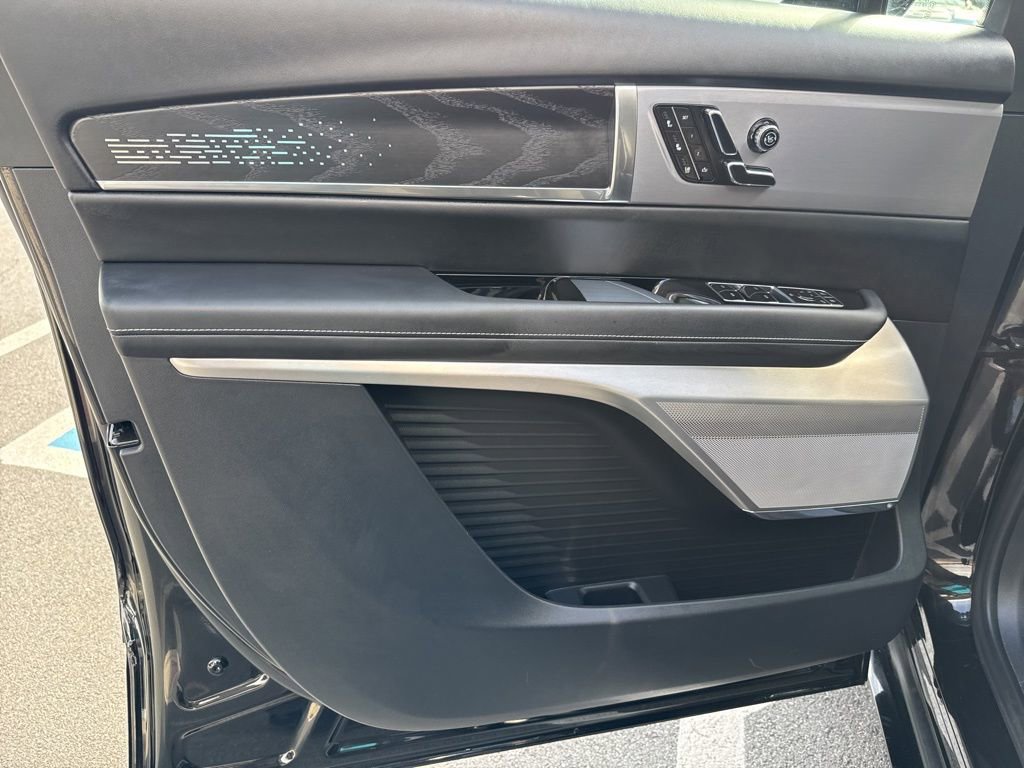 Used 2026 Cadillac Vistiq Platinum w/ LPO, Floor Liner Package AWD/4WD image 17