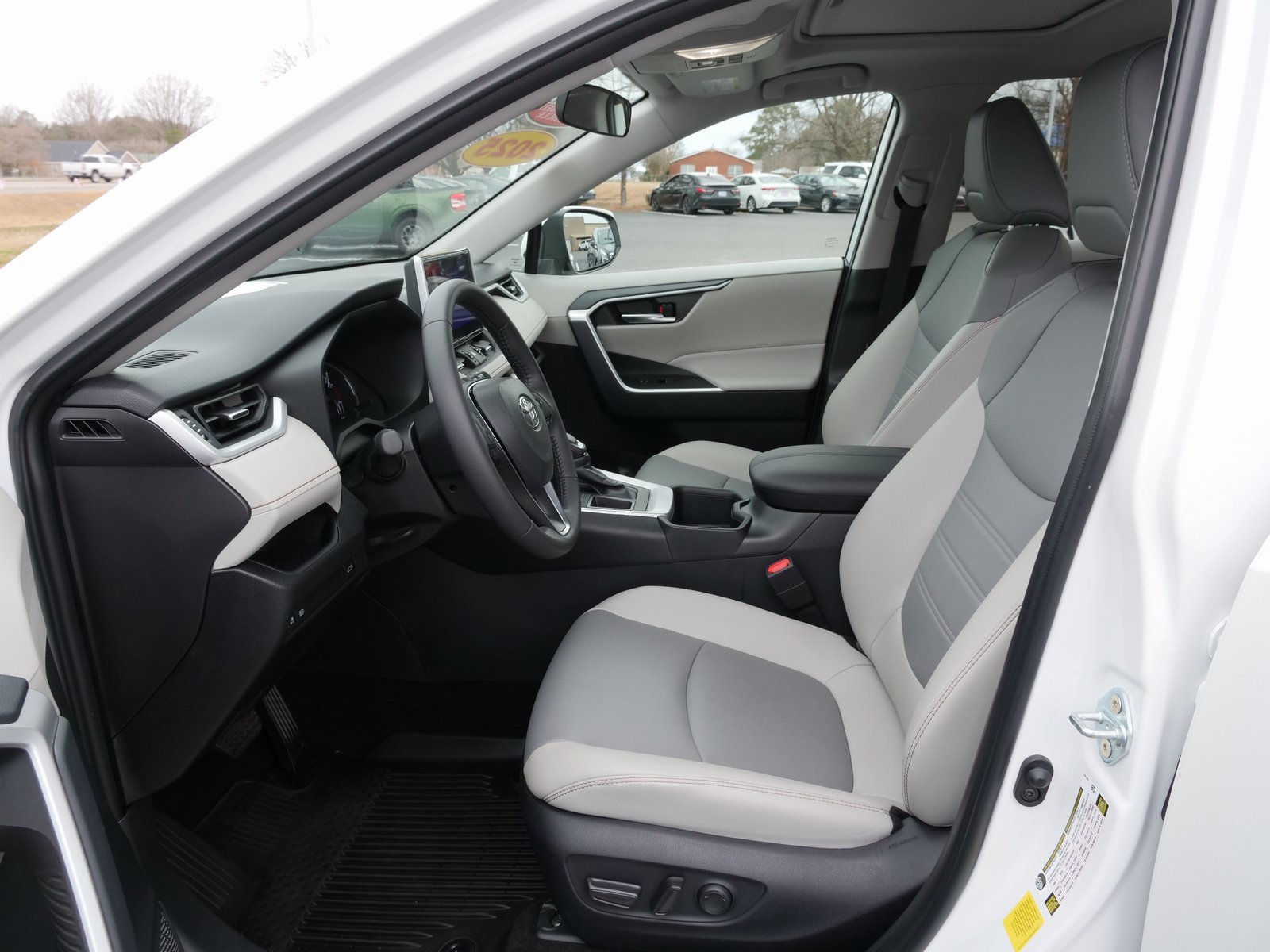 Used 2025 Toyota RAV4 XLE Premium image 17